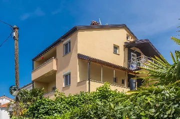 Njivice Studio for 3 with Sea-View Balcony