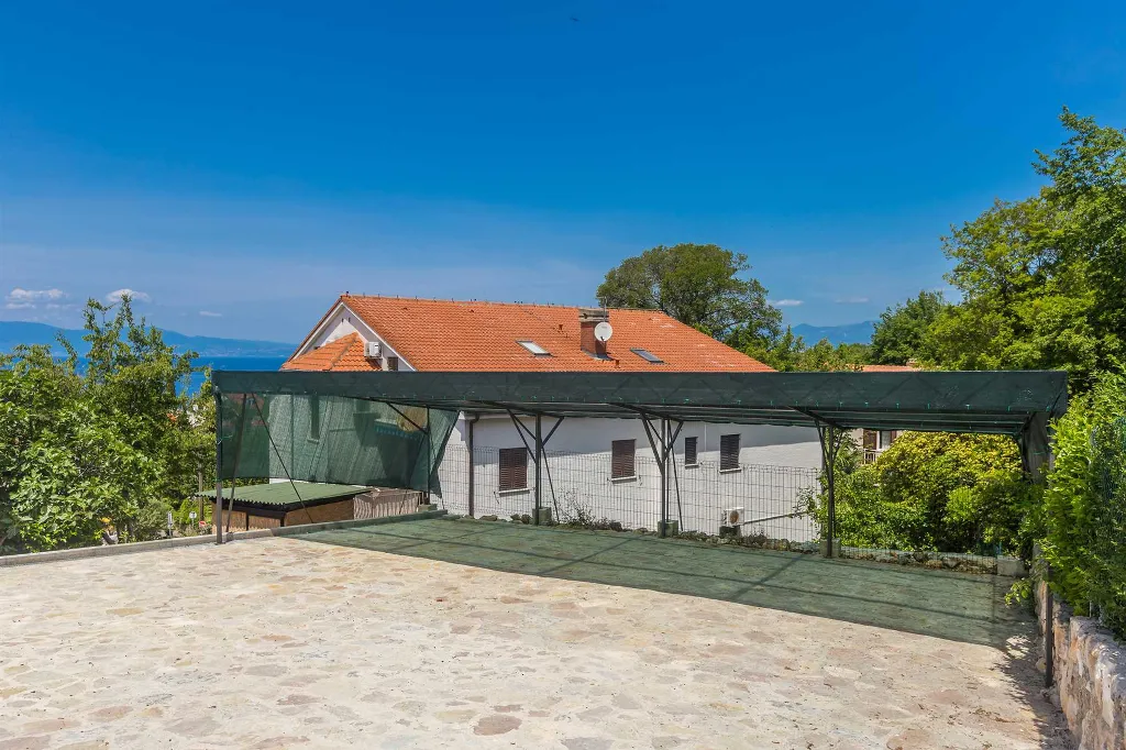 Njivice Studio for 3 with Sea-View Balcony