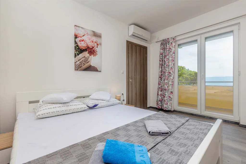 Njivice Studio for 3 with Sea-View Balcony