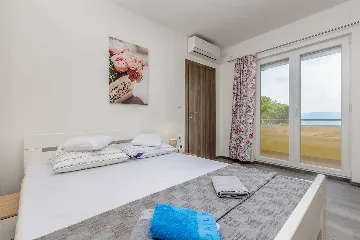 Njivice Studio for 3 with Sea-View Balcony