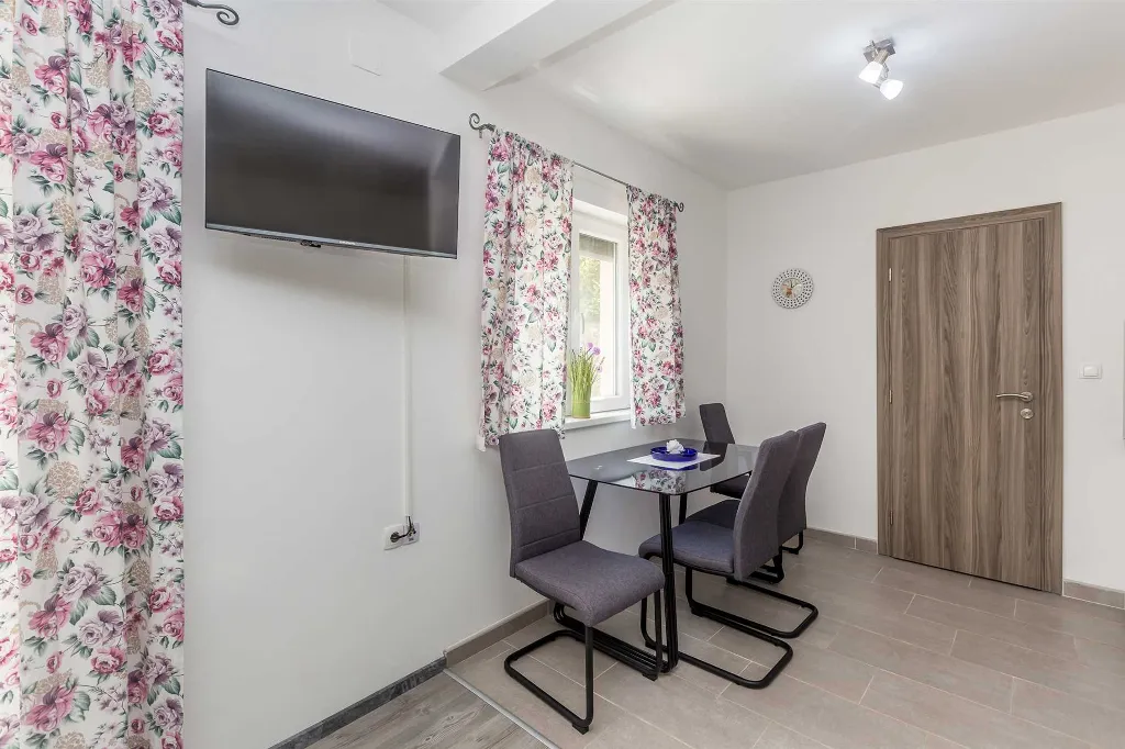 Studio in Njivice for 3 Guests with Terrace