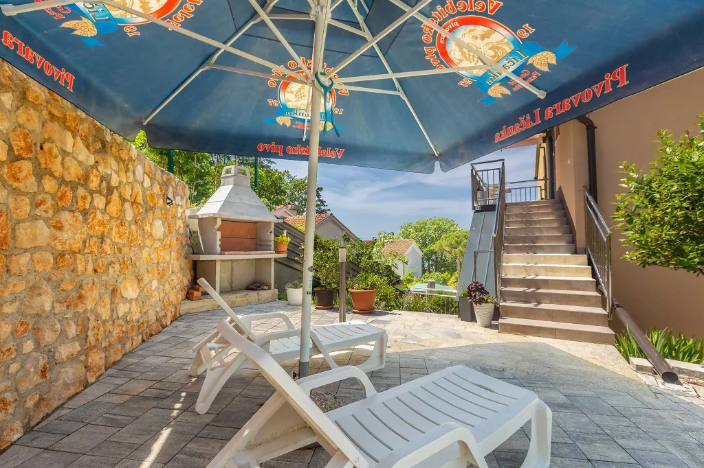 Njivice Apartment for 4 Guests with Sea-View Balcony