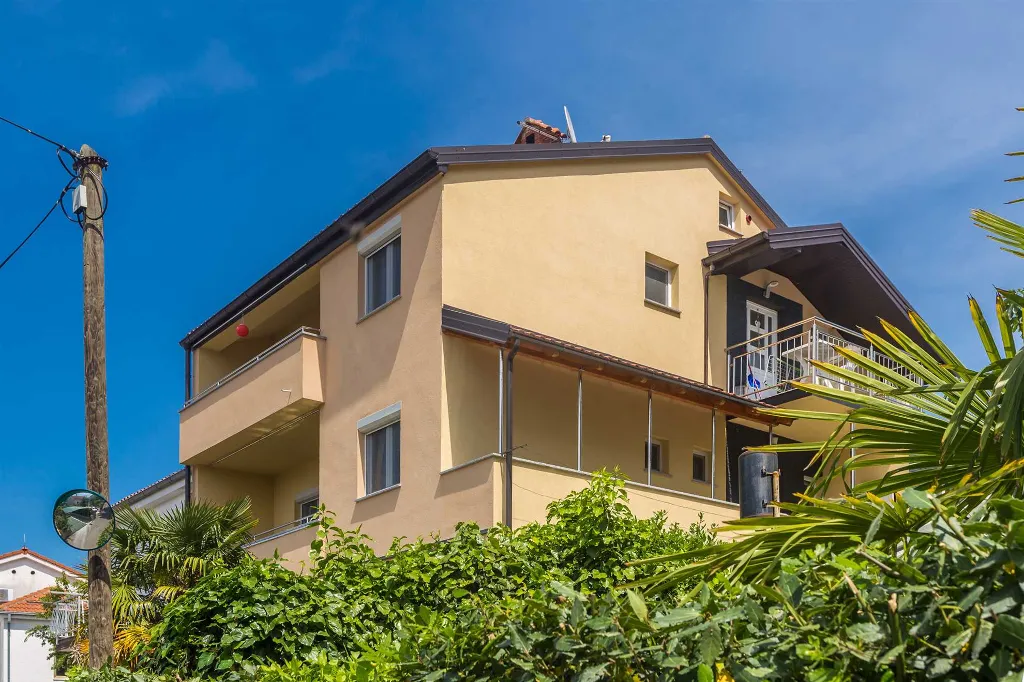 Njivice Apartment for 4 Guests with Sea-View Balcony