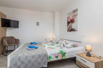 Njivice Apartment for 4 Guests with Sea-View Balcony