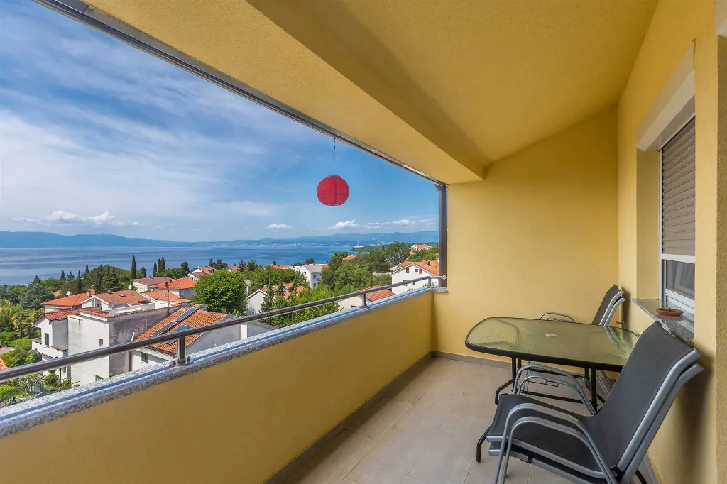 Njivice Apartment for 4 Guests with Sea-View Balcony