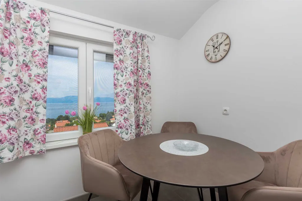Njivice Apartment for 4 Guests with Sea-View Balcony