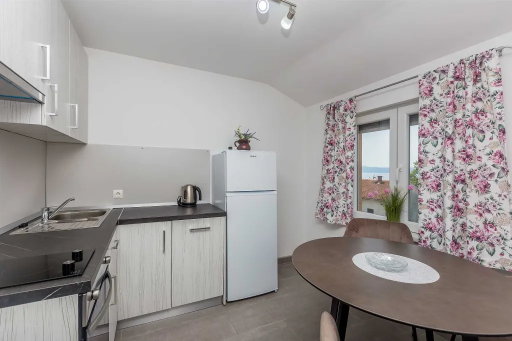 Njivice Apartment for 4 Guests with Sea-View Balcony