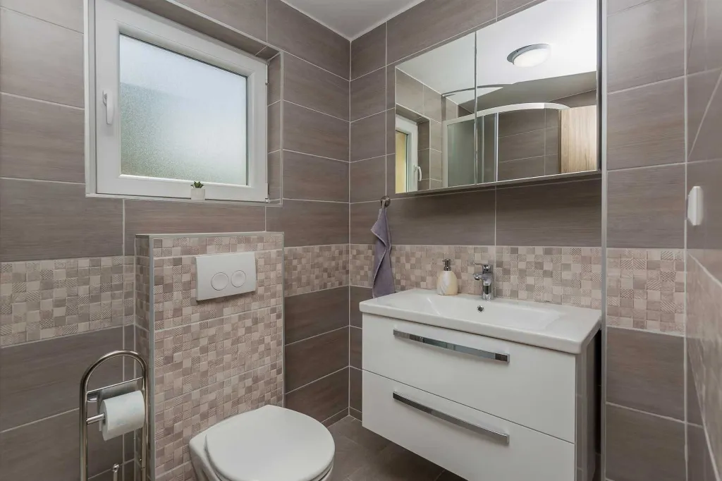 Njivice Apartment for 4 Guests with Sea-View Balcony
