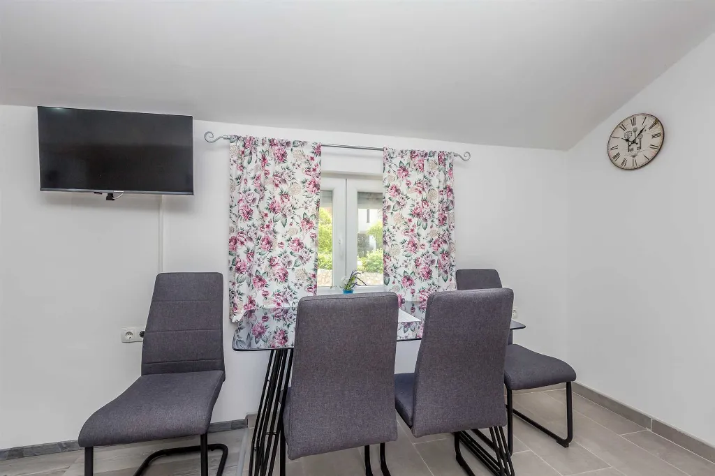 Njivice Apartment for 4 Guests with Sea-View Balcony