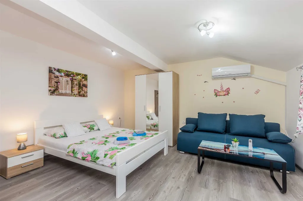 Njivice Apartment for 4 Guests with Sea-View Balcony