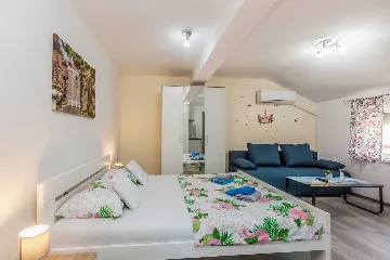 Njivice Apartment for 4 Guests with Sea-View Balcony