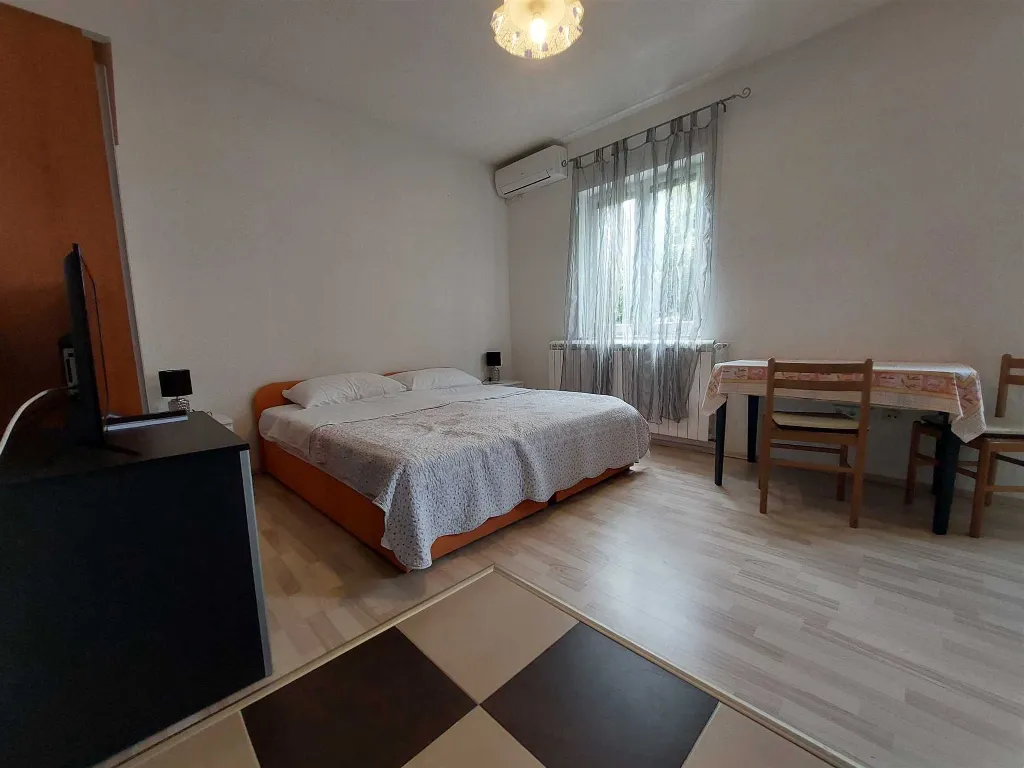 Air-Conditioned Room with Private Entrance in Njivice