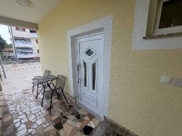 Air-Conditioned Room with Private Entrance in Njivice