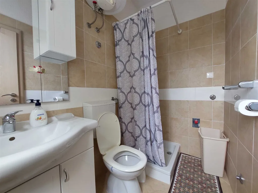 Air-Conditioned Room with Private Entrance in Njivice