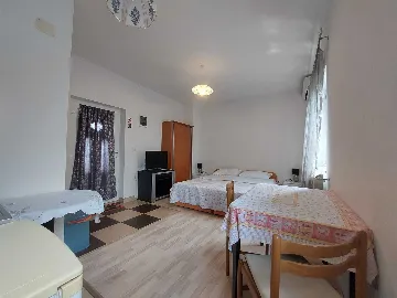 Air-Conditioned Room with Private Entrance in Njivice