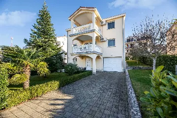 Apartment in Njivice for Couples with Kitchen Access