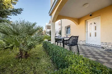 Apartment in Njivice for Couples with Kitchen Access