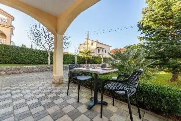 Apartment in Njivice for Couples with Kitchen Access