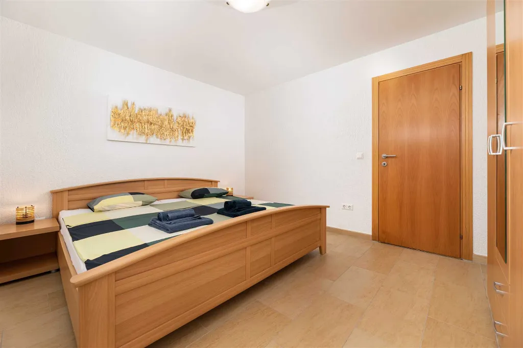 Apartment in Njivice for Couples with Kitchen Access