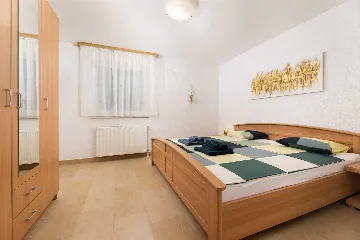 Apartment in Njivice for Couples with Kitchen Access