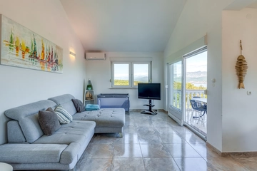 Dobrinj Holiday House for 8 Guests with Private Pool