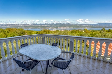 Dobrinj Holiday House for 8 Guests with Private Pool