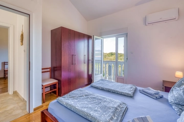 Dobrinj Holiday House for 8 Guests with Private Pool