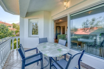 Dobrinj Holiday House for 8 Guests with Private Pool