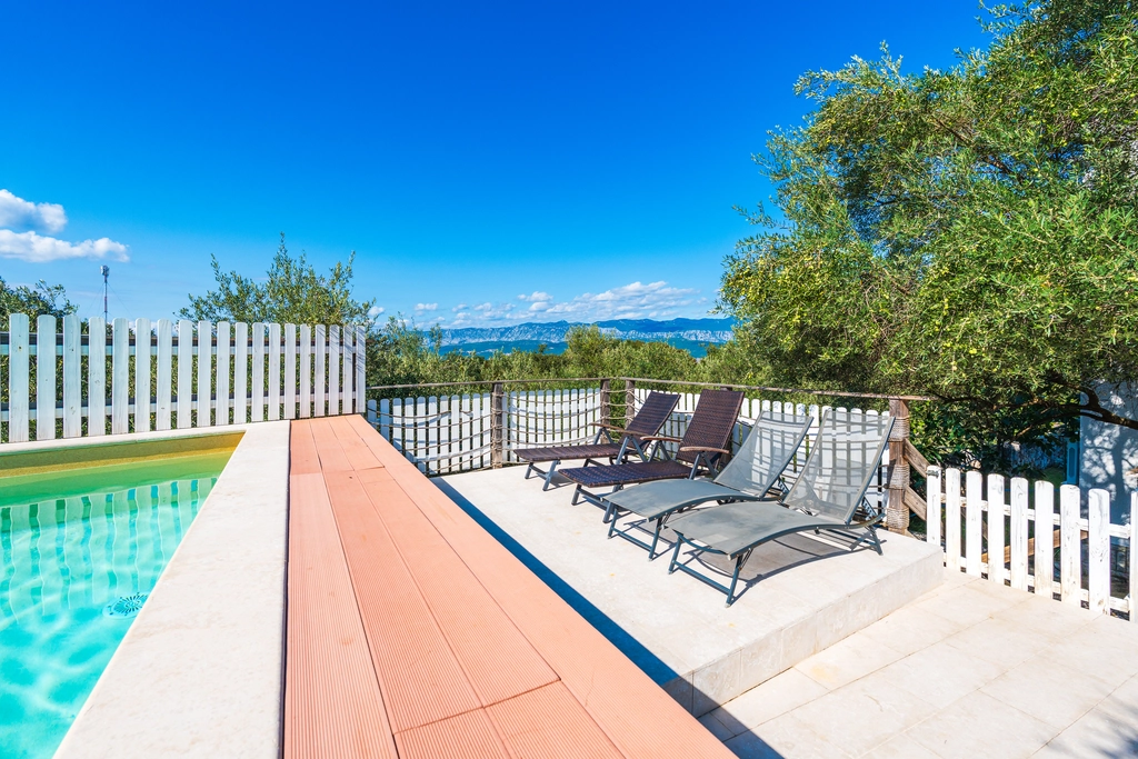 Dobrinj Holiday House for 8 Guests with Private Pool