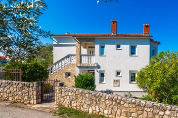 Dobrinj Holiday House for 8 Guests with Private Pool