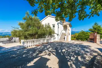 Dobrinj Holiday House for 8 Guests with Private Pool