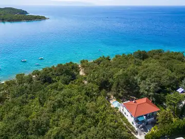 Njivice Apartment with Terrace for up to 3 Guests