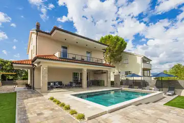 Villa with Private Pool for 8 Guests in Malinska