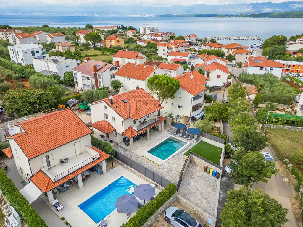 Villa with Private Pool for 8 Guests in Malinska