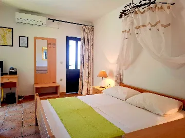 Room for 2 in Malinska with Private Bathroom & Balcony