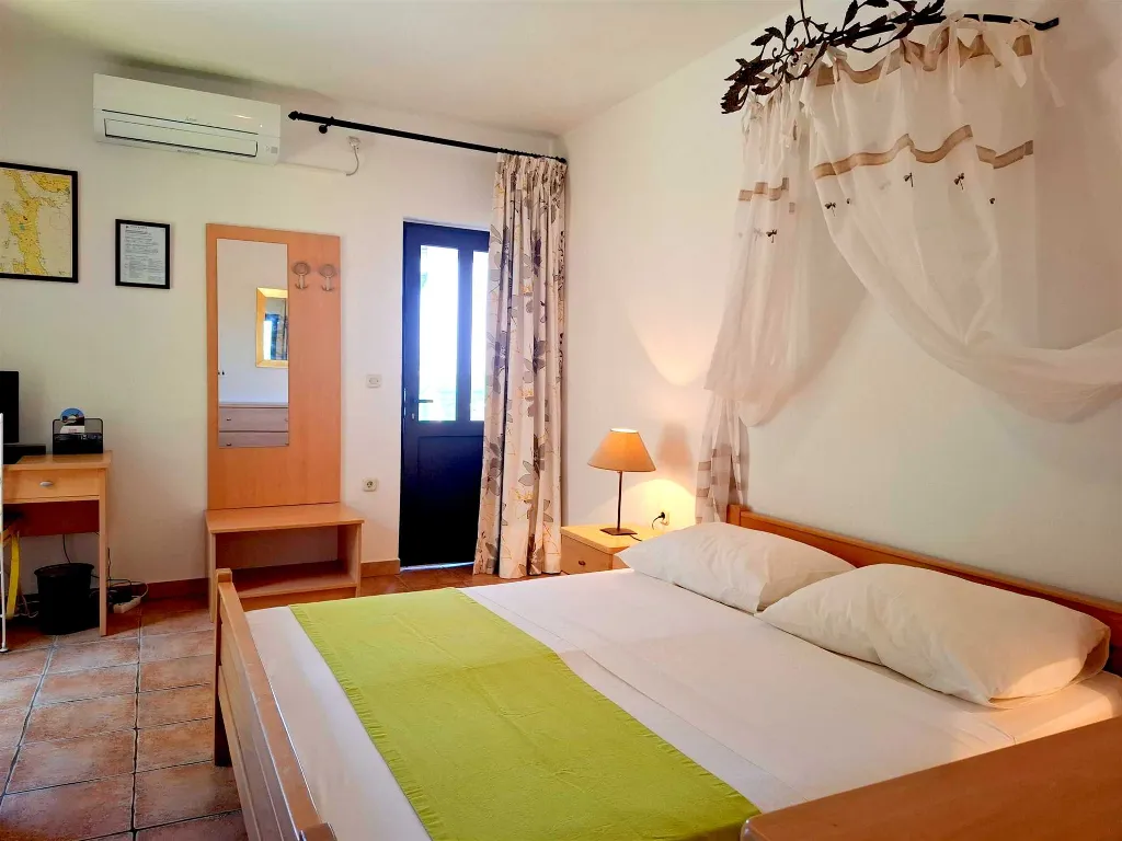 Room for 2 in Malinska with Private Bathroom & Balcony