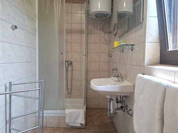 Quiet Double Room in Malinska with Private Bathroom