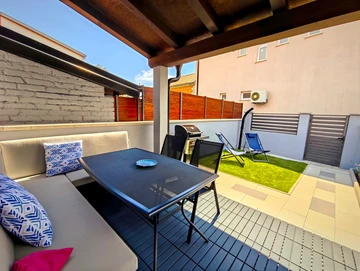 Holiday House in Jadranovo for Up to 4 Guests