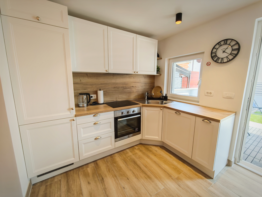 Holiday House in Jadranovo for Up to 4 Guests