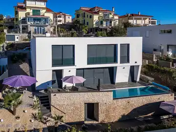 Air-conditioned 3-Bed Apartment in Njivice for 6