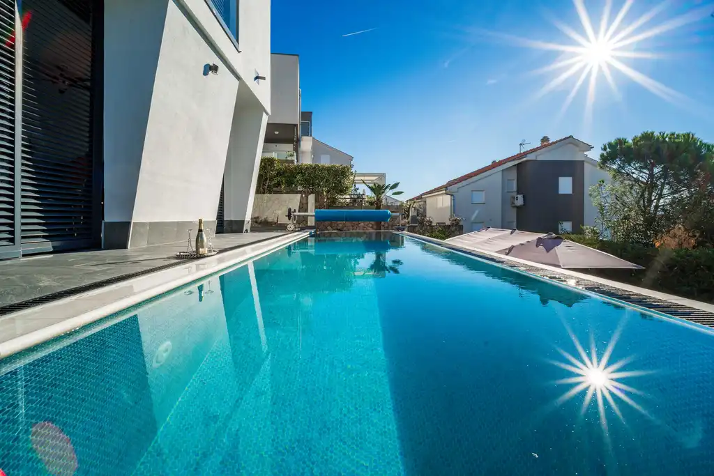 Air-conditioned 3-Bed Apartment in Njivice for 6