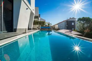 Air-conditioned 3-Bed Apartment in Njivice for 6