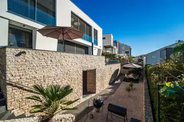 Air-conditioned 3-Bed Apartment in Njivice for 6