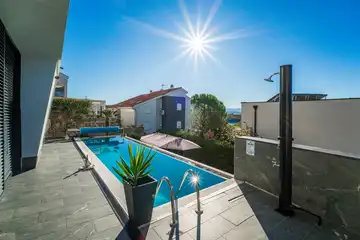 Air-conditioned 3-Bed Apartment in Njivice for 6