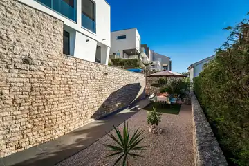 Air-conditioned 3-Bed Apartment in Njivice for 6