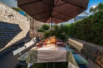 Air-conditioned 3-Bed Apartment in Njivice for 6