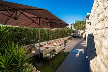 Air-conditioned 3-Bed Apartment in Njivice for 6