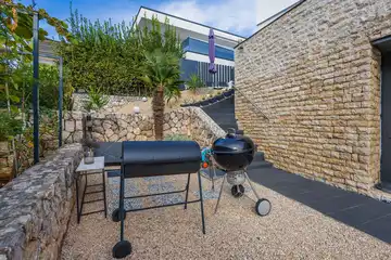 Air-conditioned 3-Bed Apartment in Njivice for 6