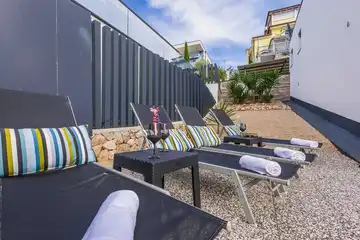 Air-conditioned 3-Bed Apartment in Njivice for 6