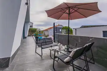 Air-conditioned 3-Bed Apartment in Njivice for 6